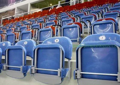 Sklopná plastová sedačka s čalounění a bez čalounění